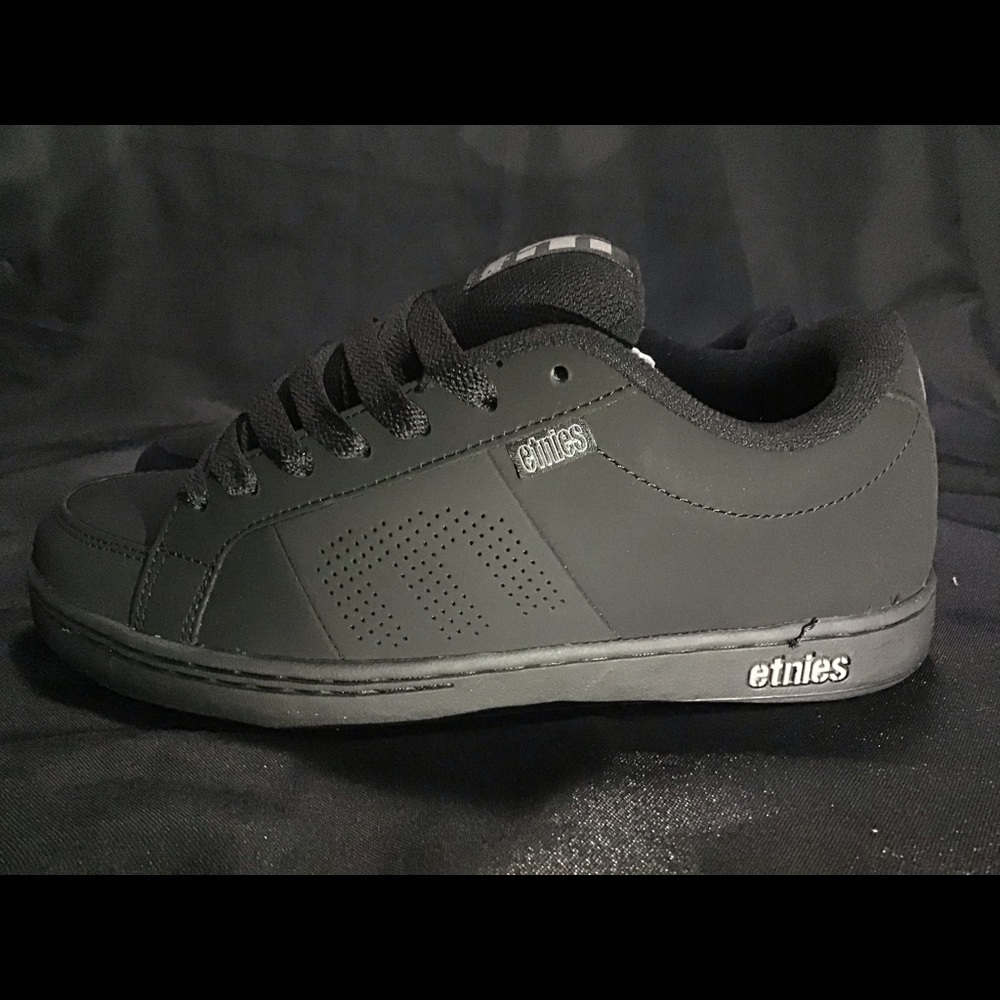 Etnies kingpin shoes black size8 NIB